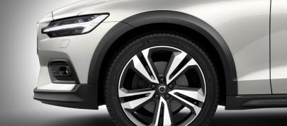 Volvo V60 Cross Country (2019) - picture 7 of 11
