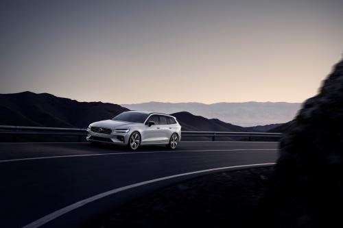 Volvo V60 R-Design (2019) - picture 1 of 13