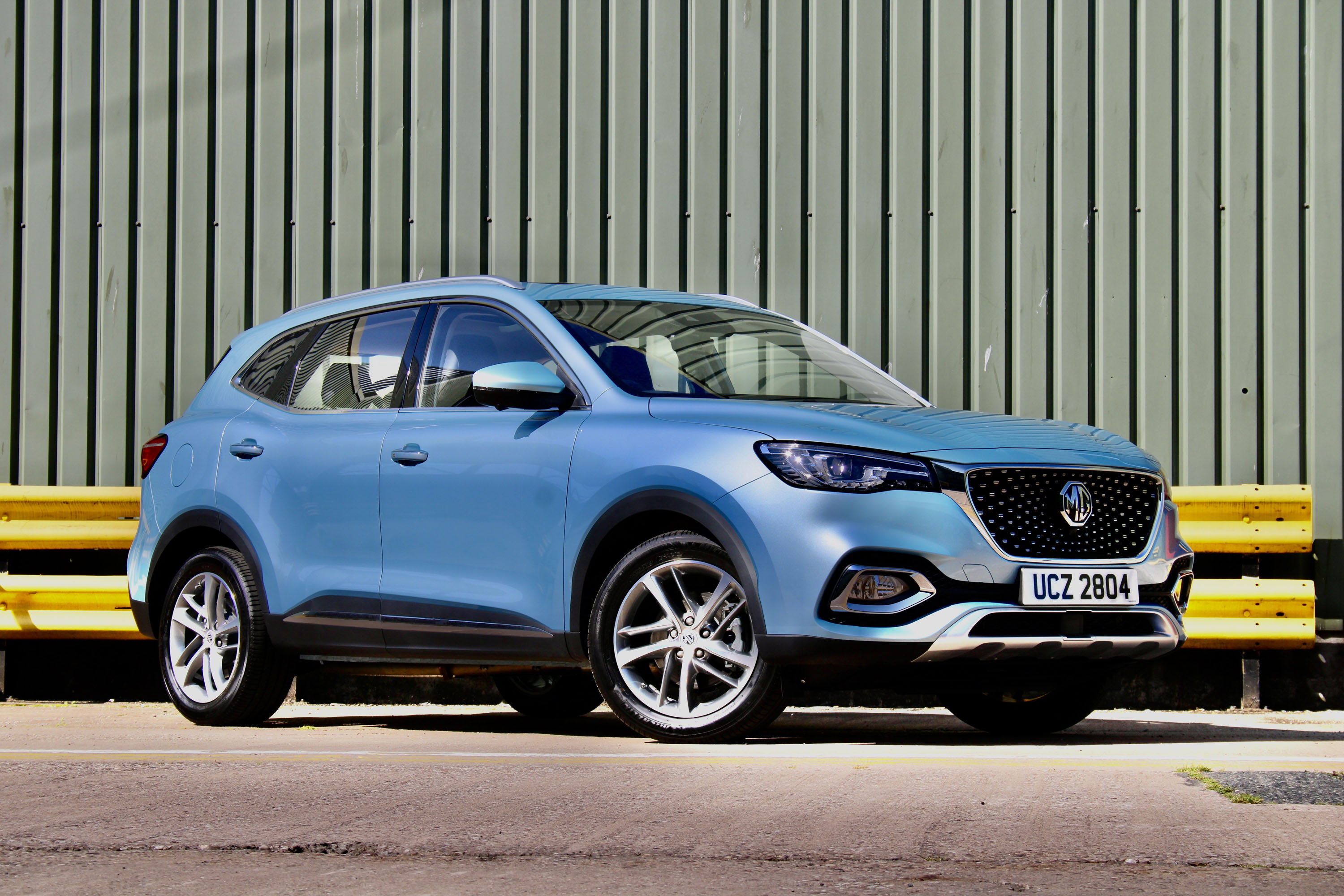MG LAUNCHES PLUG-IN HYBRID HS SUV