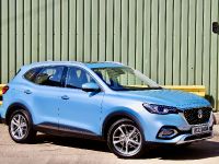 MG LAUNCHES PLUG-IN HYBRID HS SUV (2020)