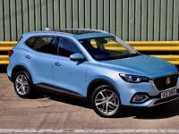 MG LAUNCHES PLUG-IN HYBRID HS SUV (2020)