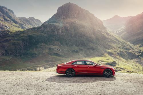 Bentley Flying Spur V8 (2021) - picture 1 of 14