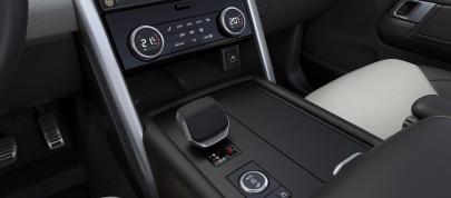 Land Rover Discovery (2021) - picture 36 of 59