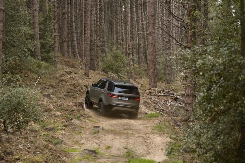 Land Rover Discovery (2021) - picture 24 of 59