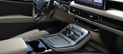 Lincoln Nautilus (2021) - picture 20 of 23