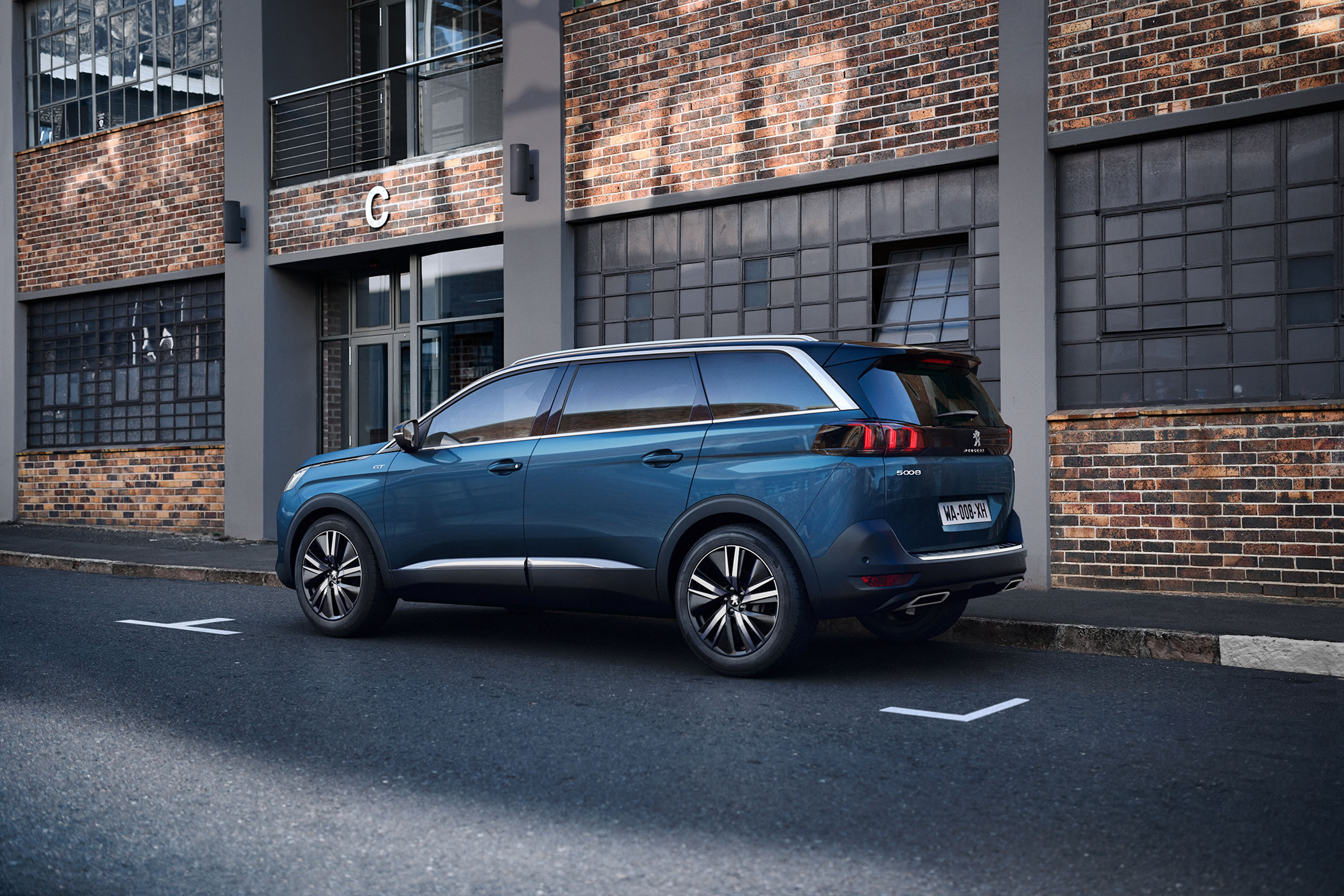 PEUGEOT 5008 SUV