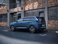 PEUGEOT 5008 SUV (2021) - picture 2 of 34