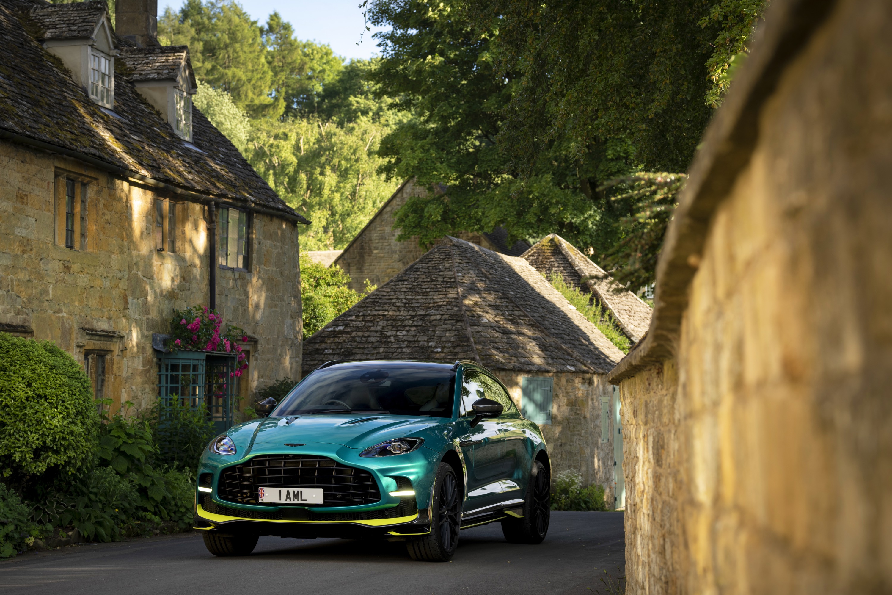 Aston Martin DBX707