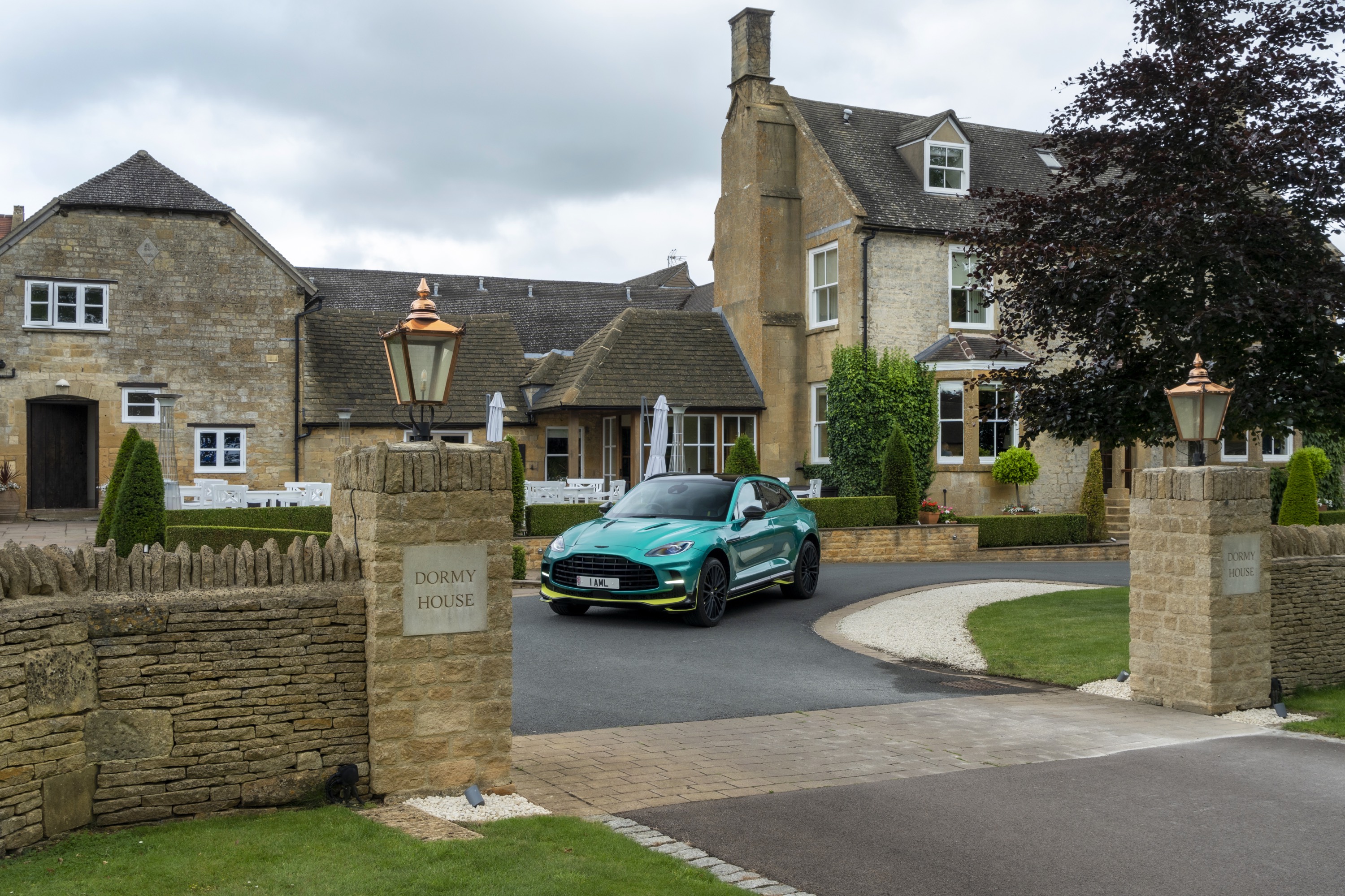 Aston Martin DBX707