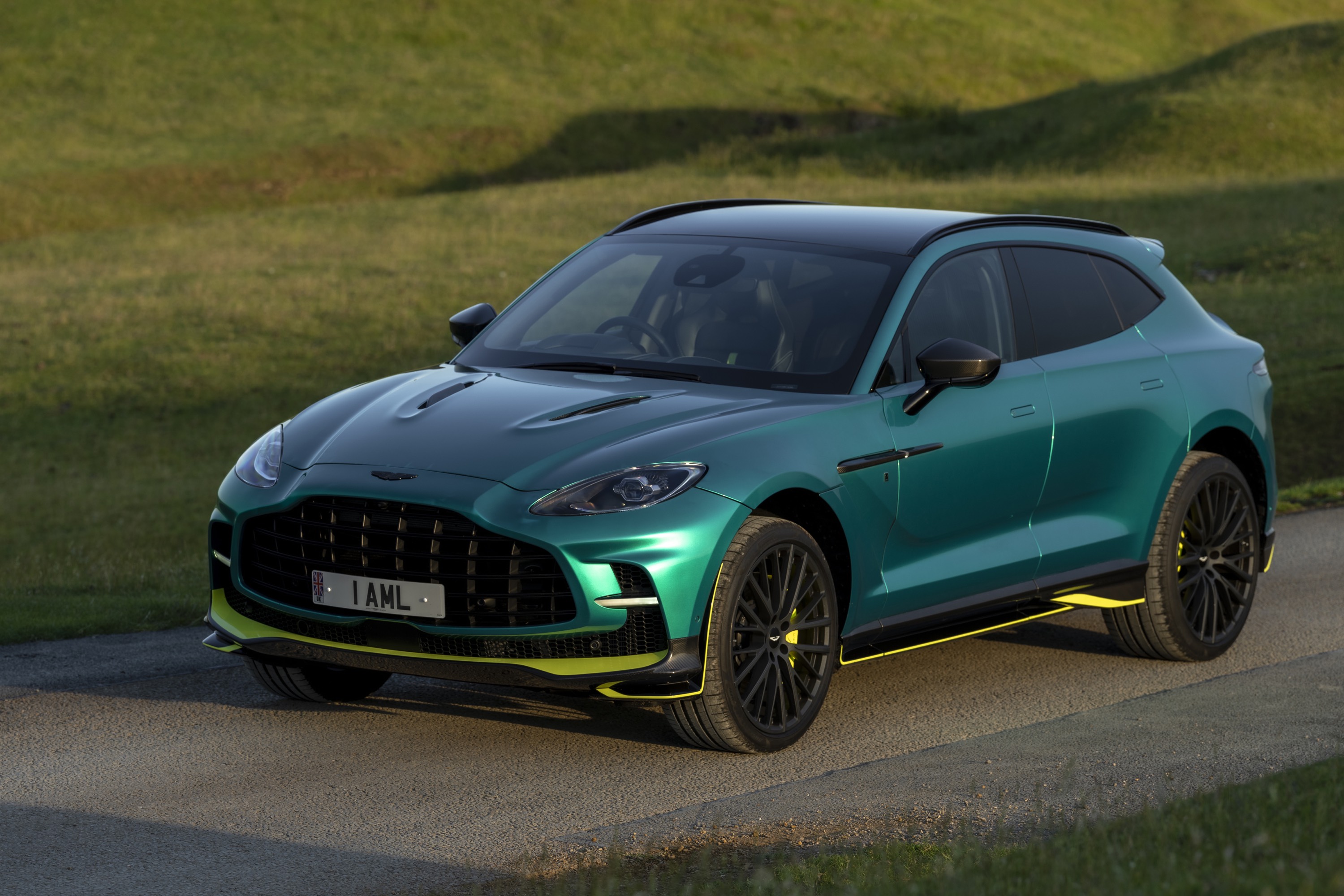 Aston Martin DBX707