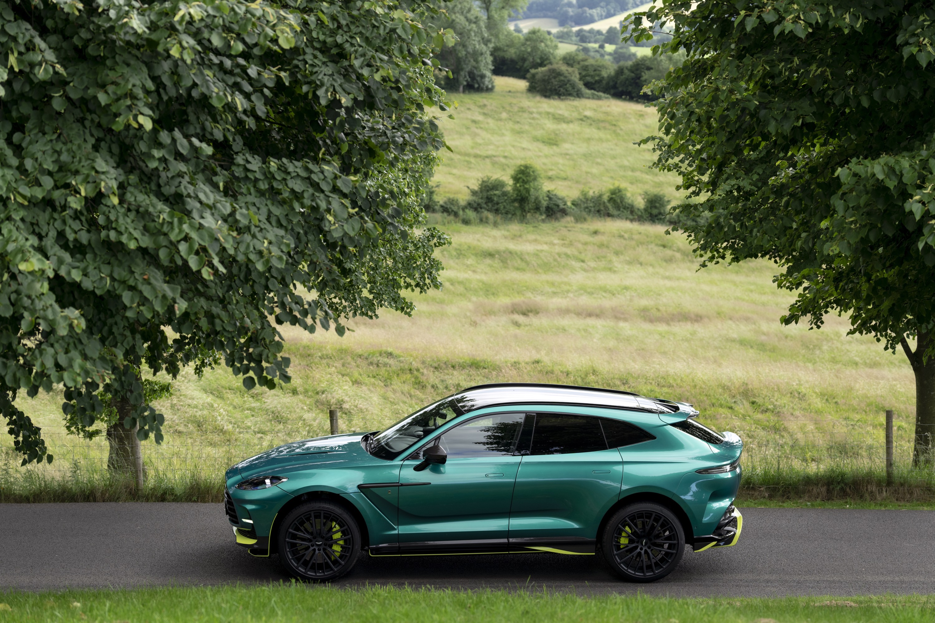 Aston Martin DBX707