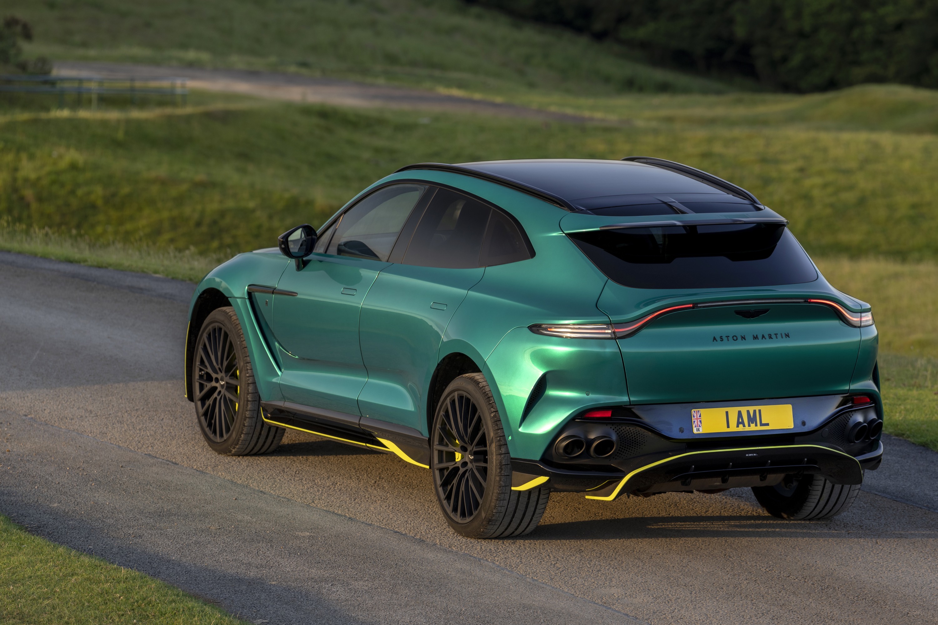 Aston Martin DBX707