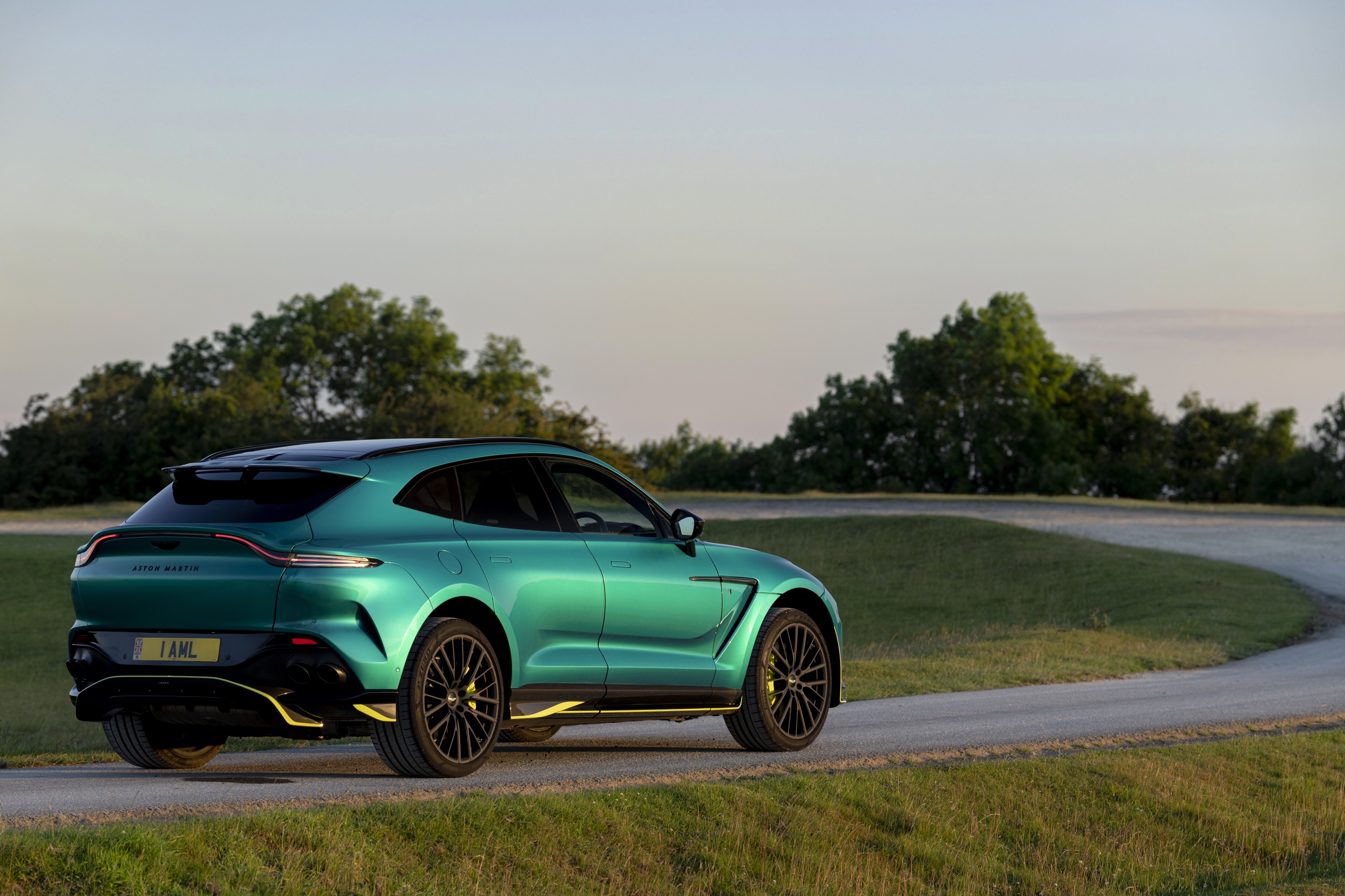 Aston Martin DBX707