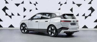BMW iX Flow E Ink (2022) - picture 15 of 47