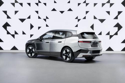 BMW iX Flow E Ink (2022) - picture 16 of 47