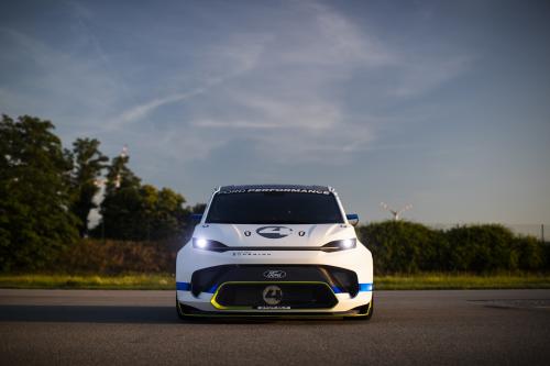 Ford e-Transit SuperVan (2022) - picture 1 of 48