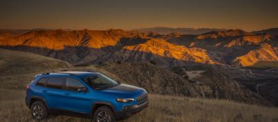 Jeep Cherokee Trailhawk (2022) - picture 4 of 47
