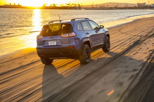 Jeep Cherokee Trailhawk (2022) - picture 24 of 47