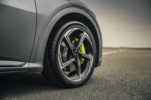 Kia EV6 GT (2022) - picture 9 of 12