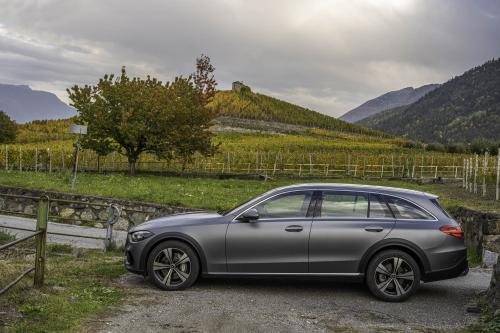 Mercedes-Benz C-Class All-Terrain (2022) - picture 32 of 40