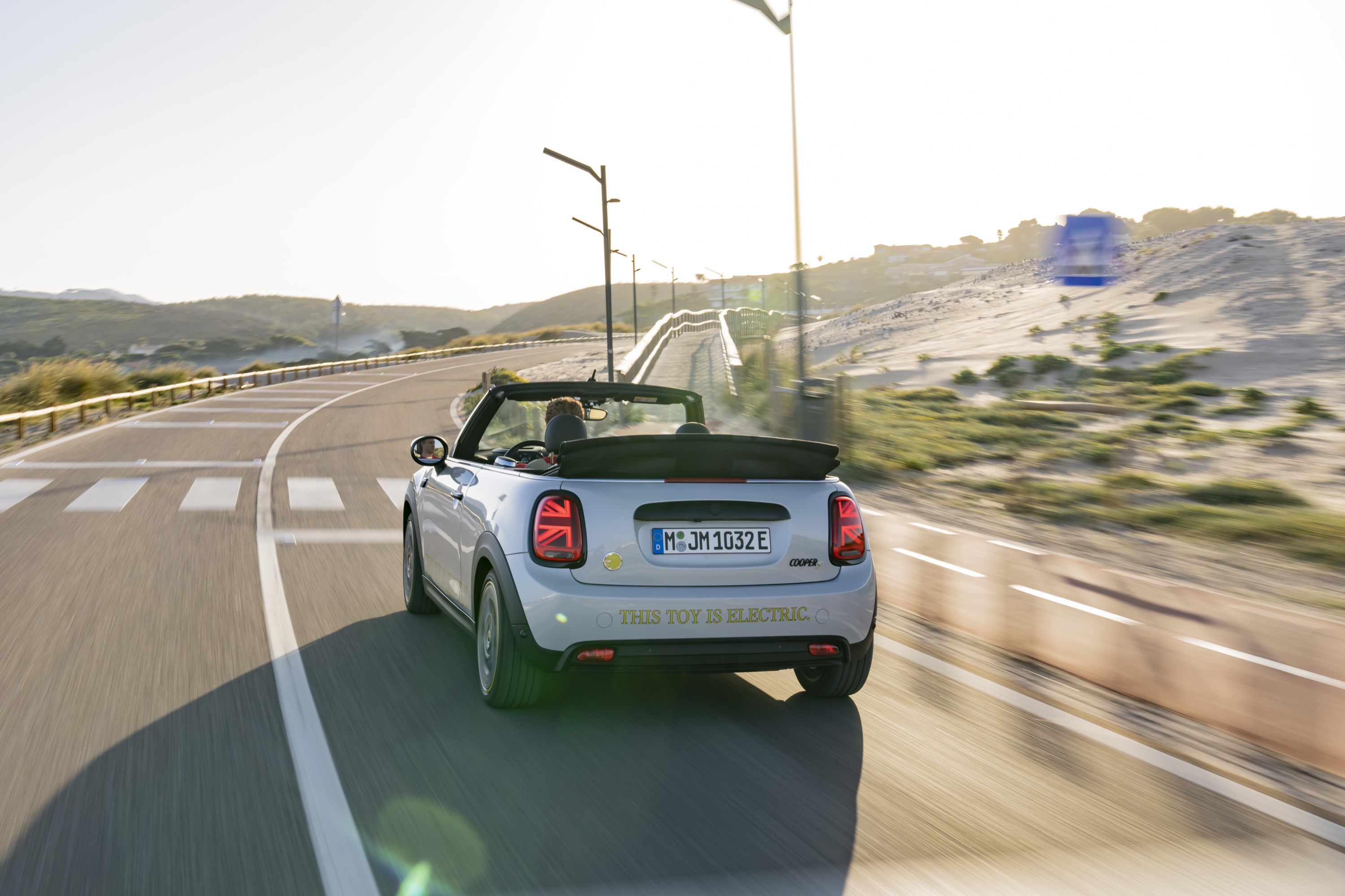 Mini Cooper SE Convertible Concept