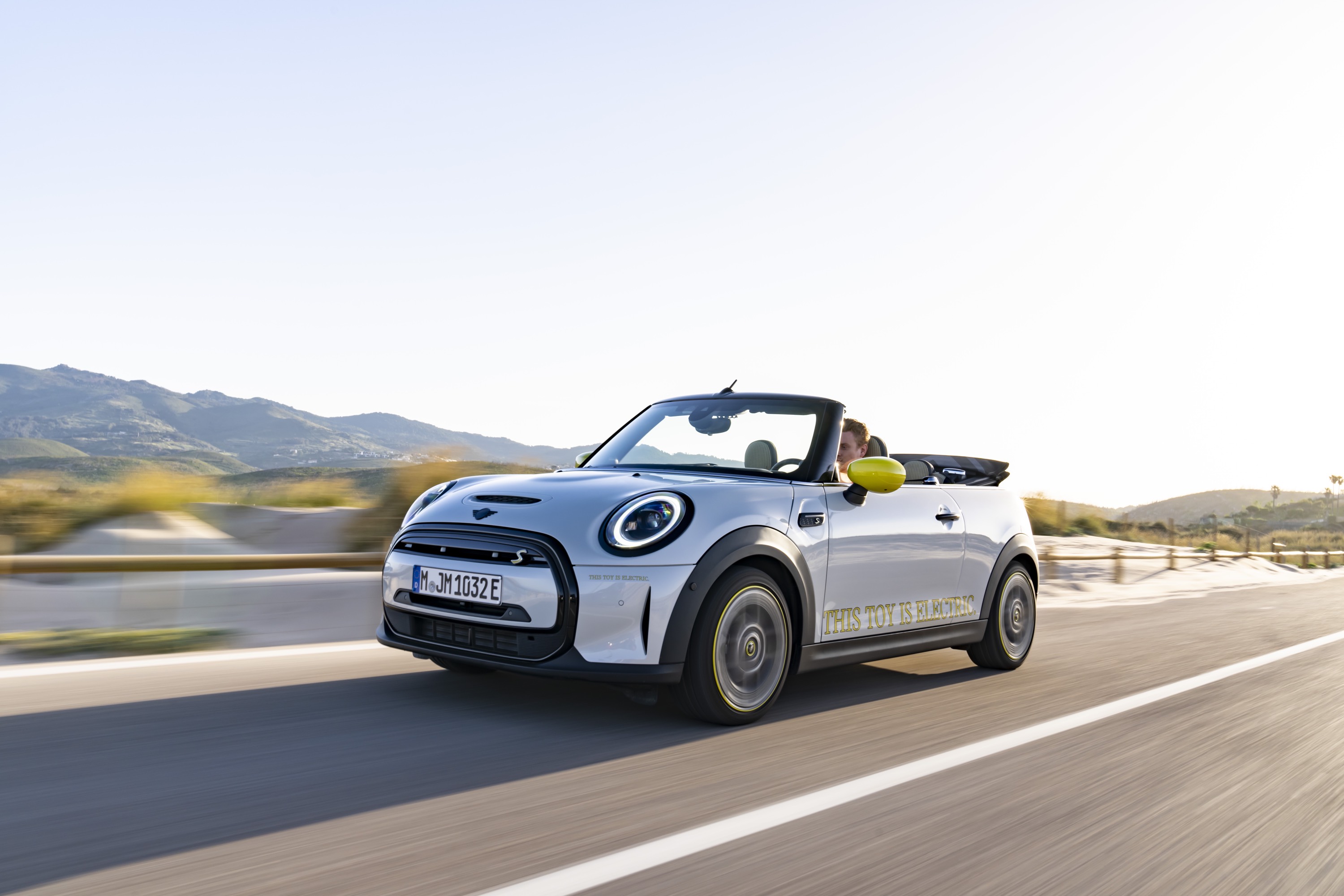 Mini Cooper SE Convertible Concept