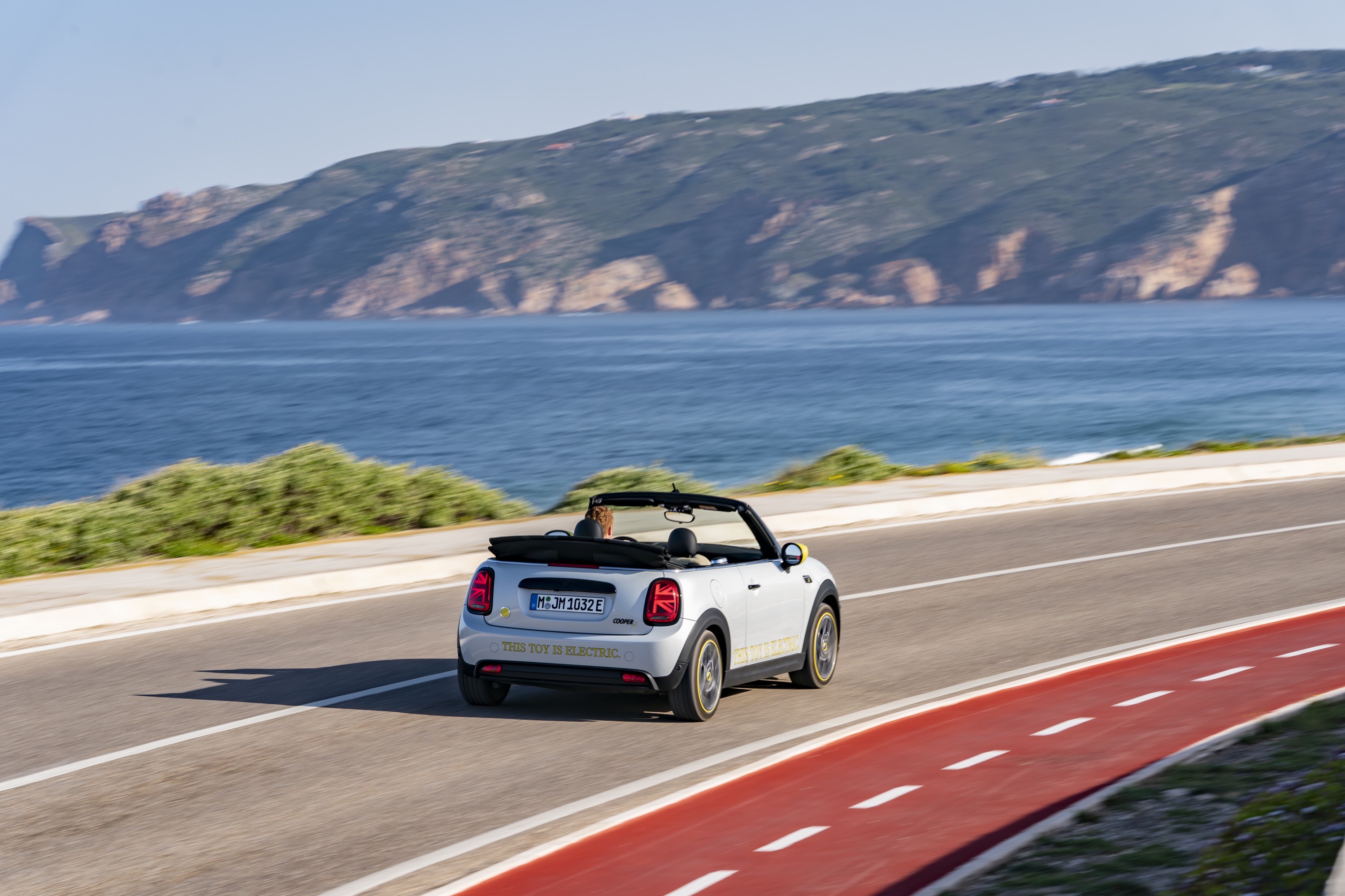 Mini Cooper SE Convertible Concept