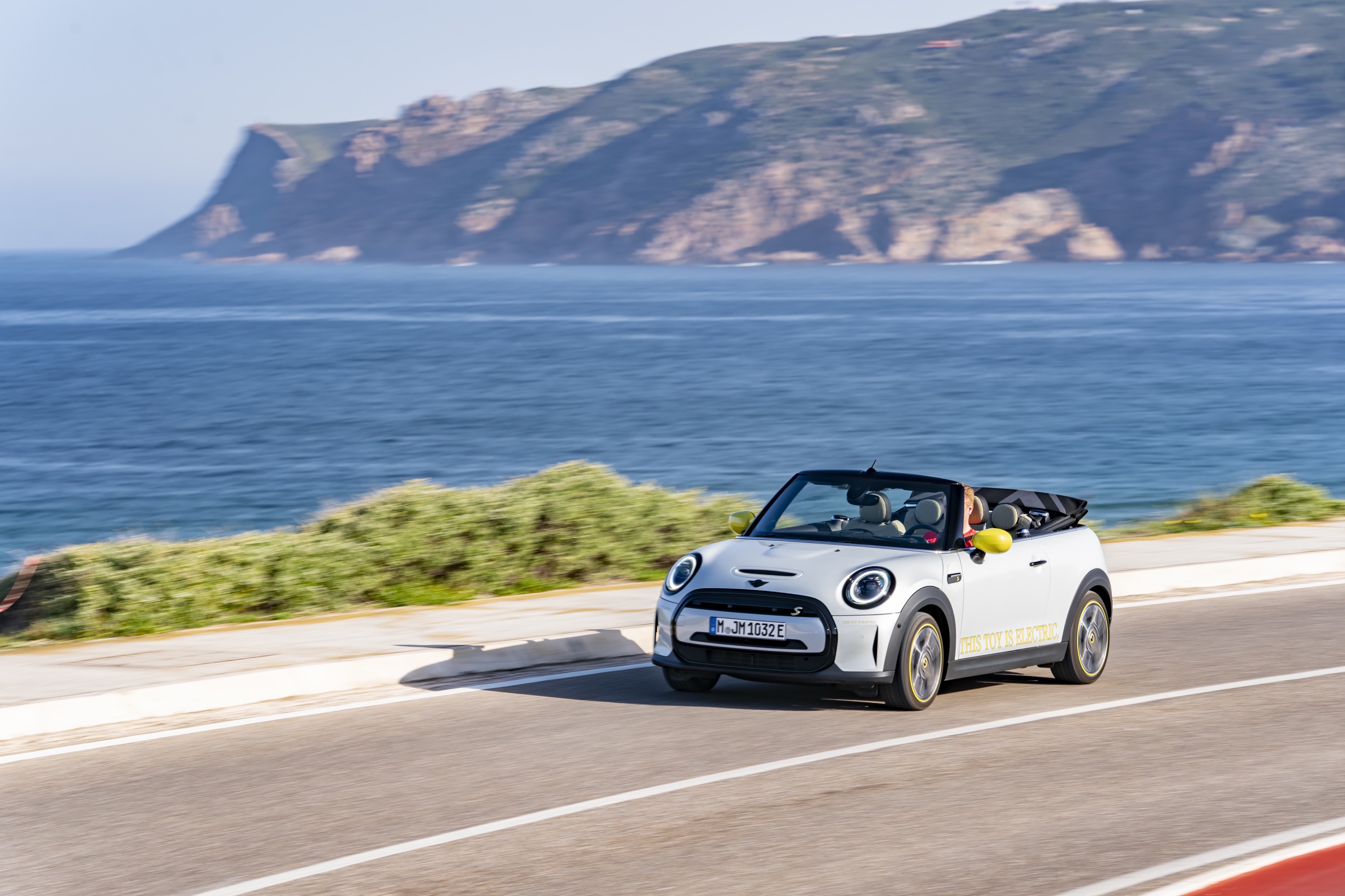 Mini Cooper SE Convertible Concept