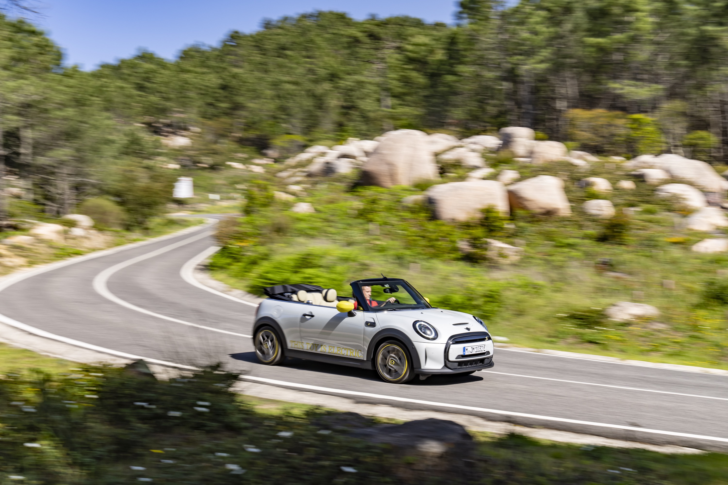 Mini Cooper SE Convertible Concept