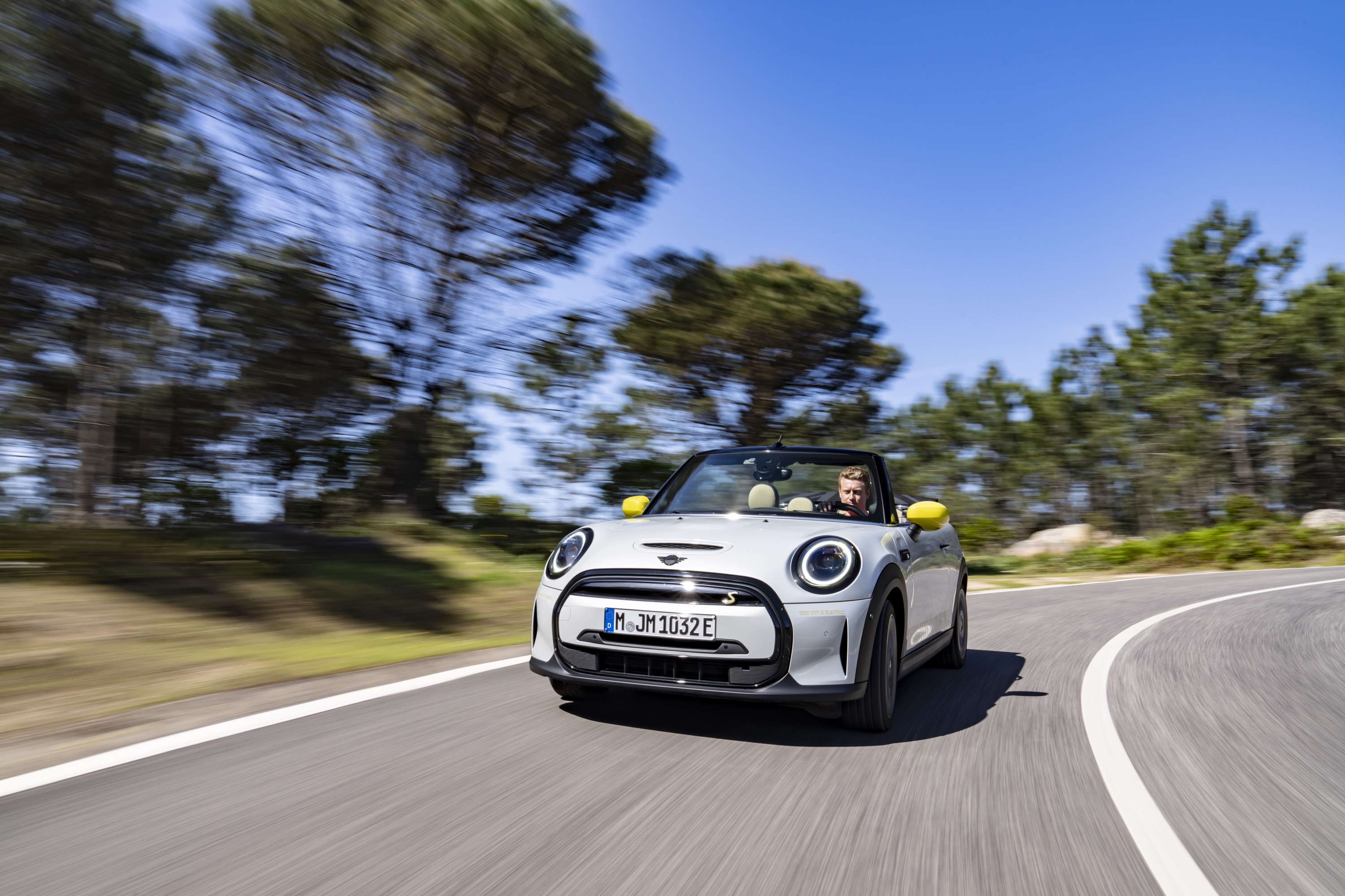 Mini Cooper SE Convertible Concept