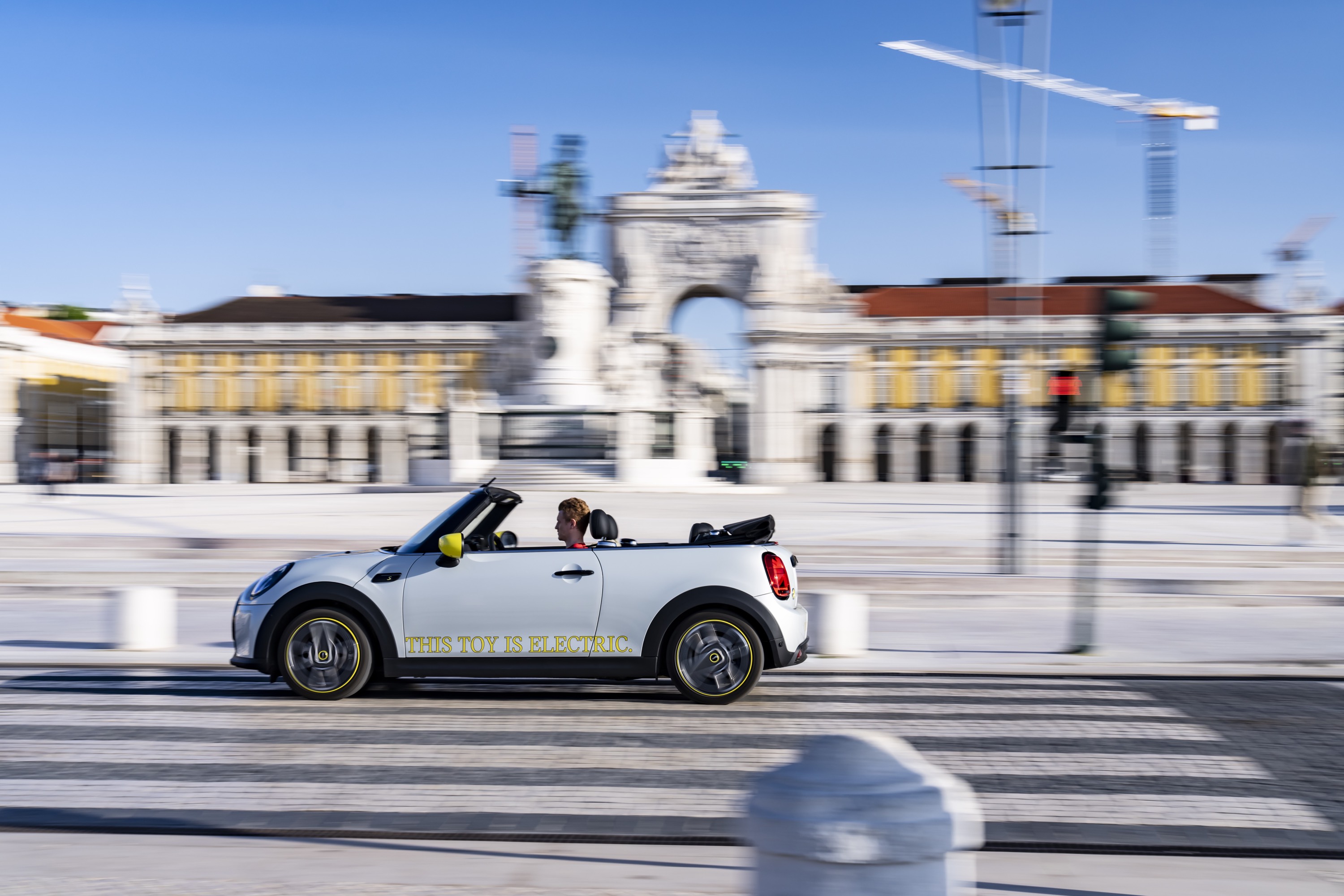 Mini Cooper SE Convertible Concept