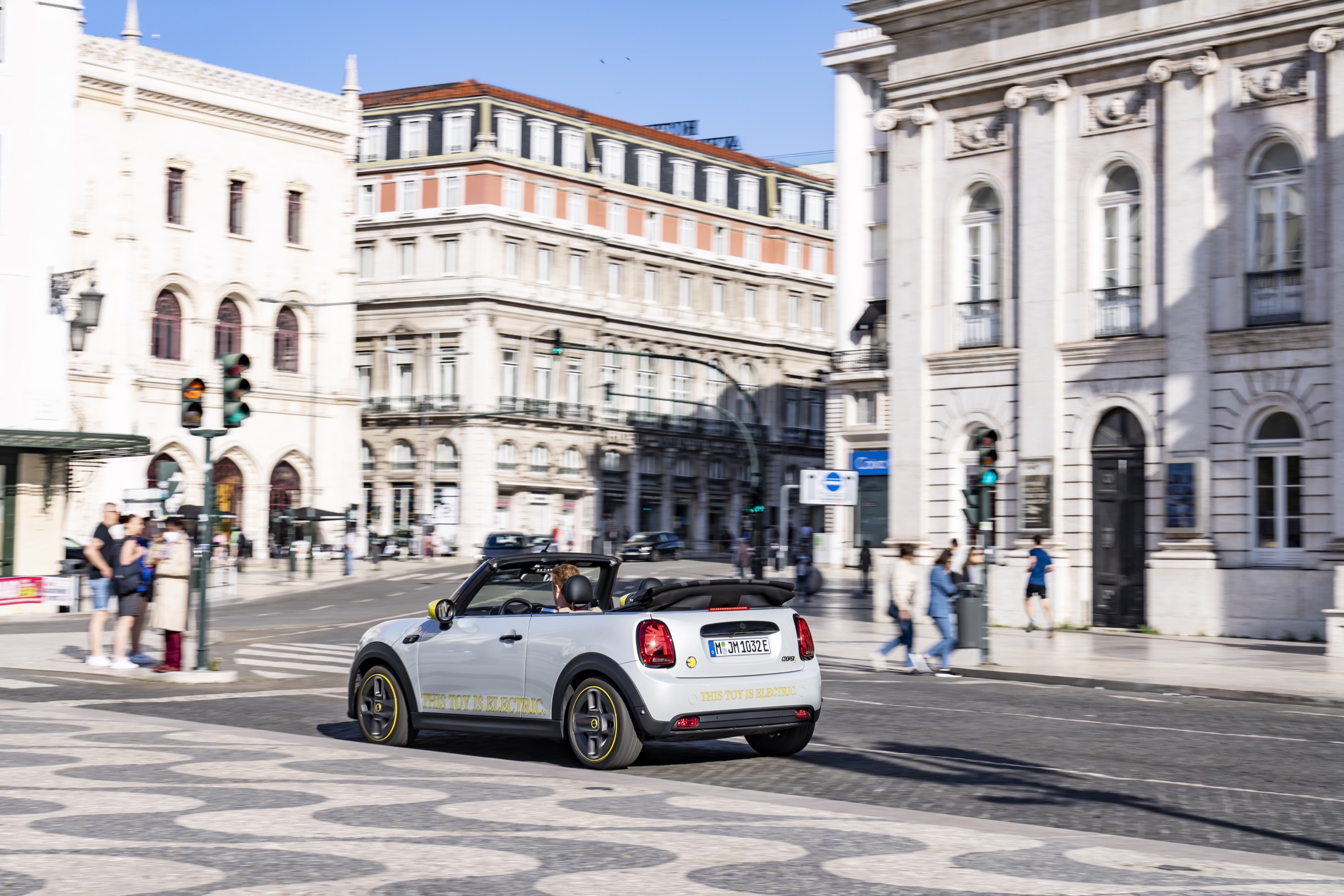 Mini Cooper SE Convertible Concept