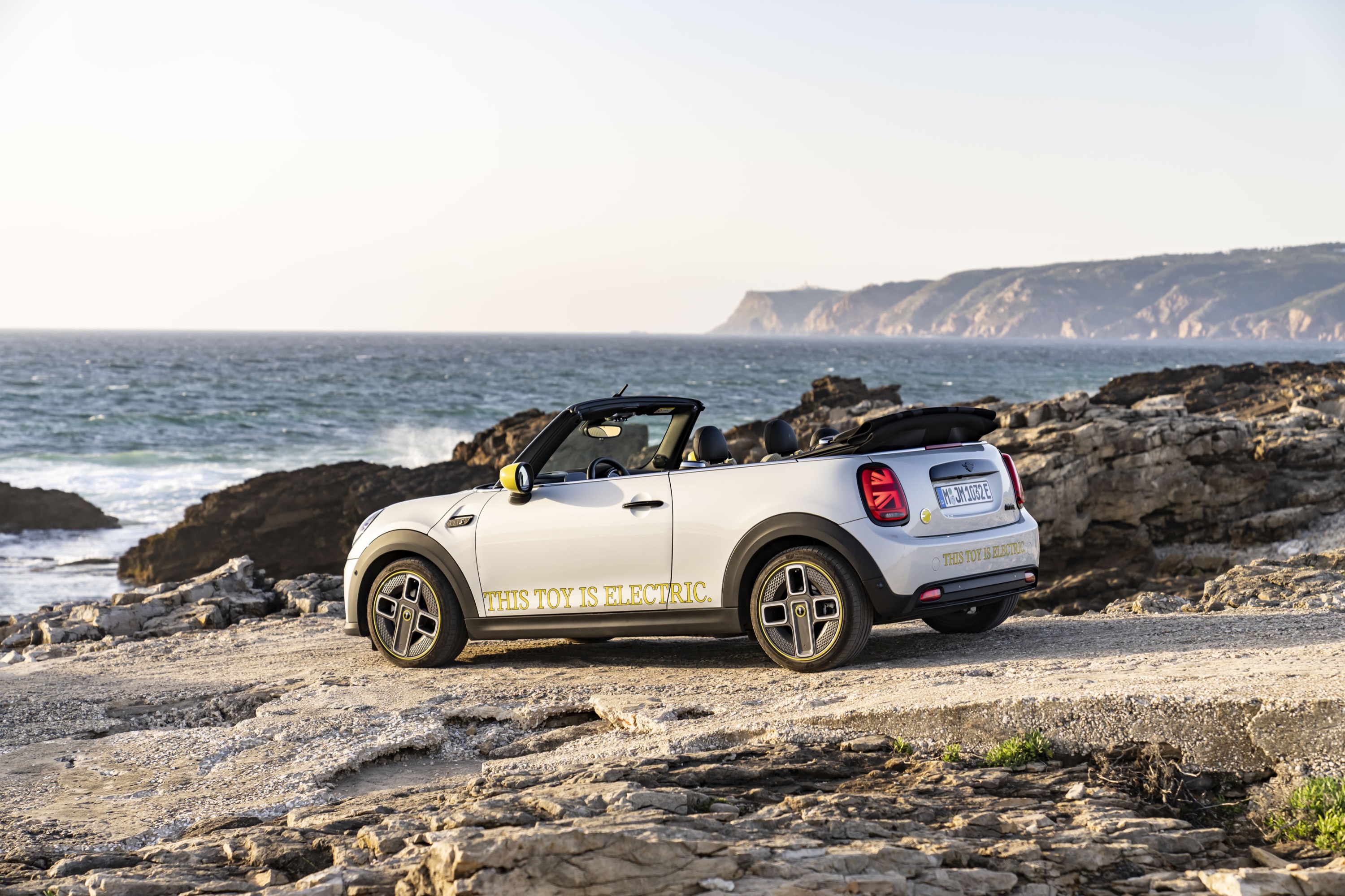 Mini Cooper SE Convertible Concept