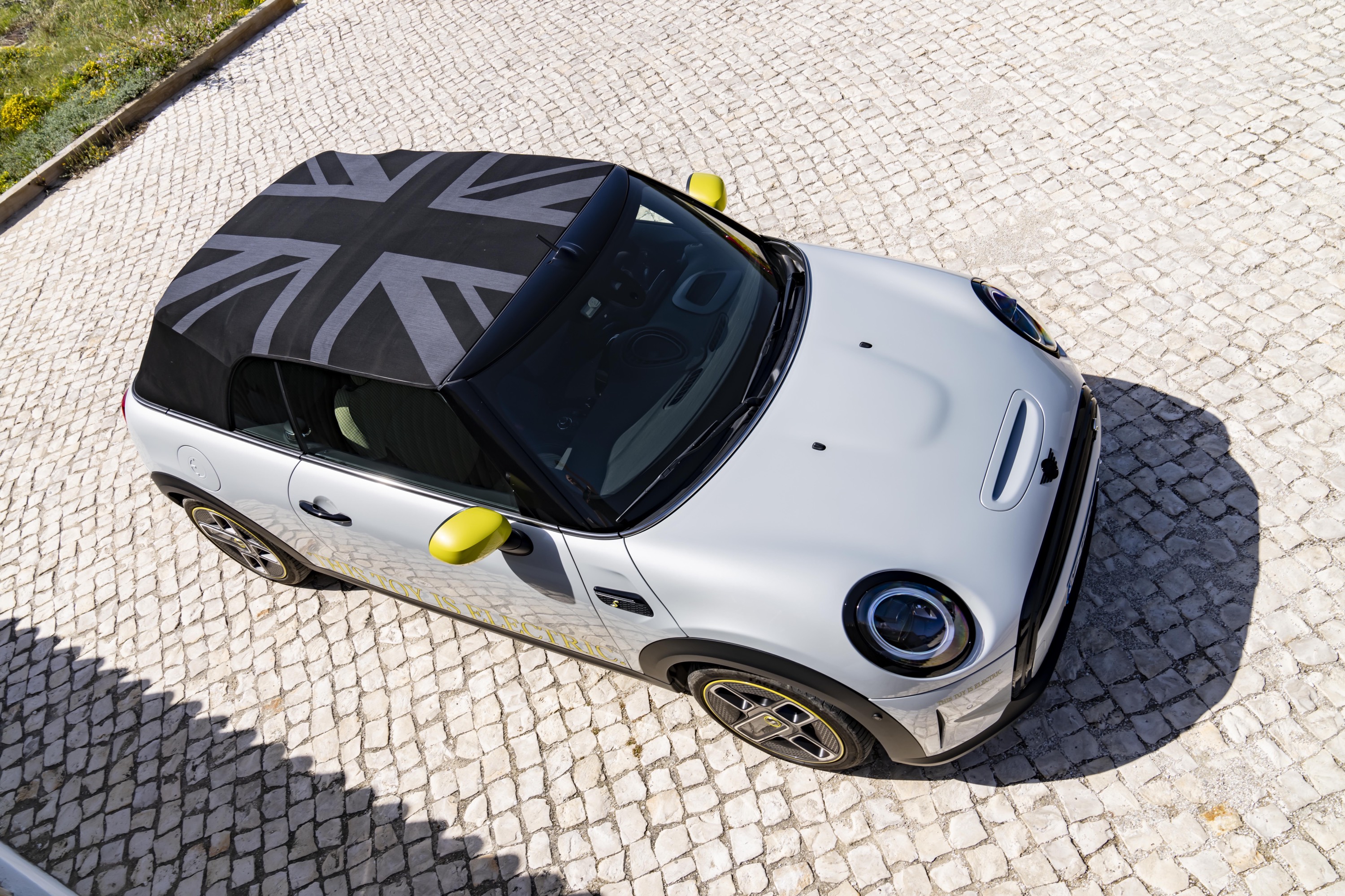 Mini Cooper SE Convertible Concept