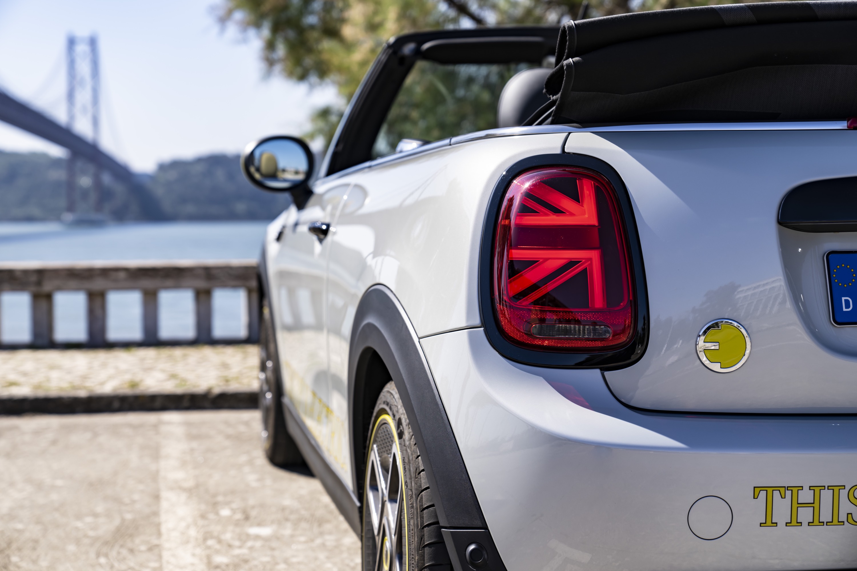 Mini Cooper SE Convertible Concept