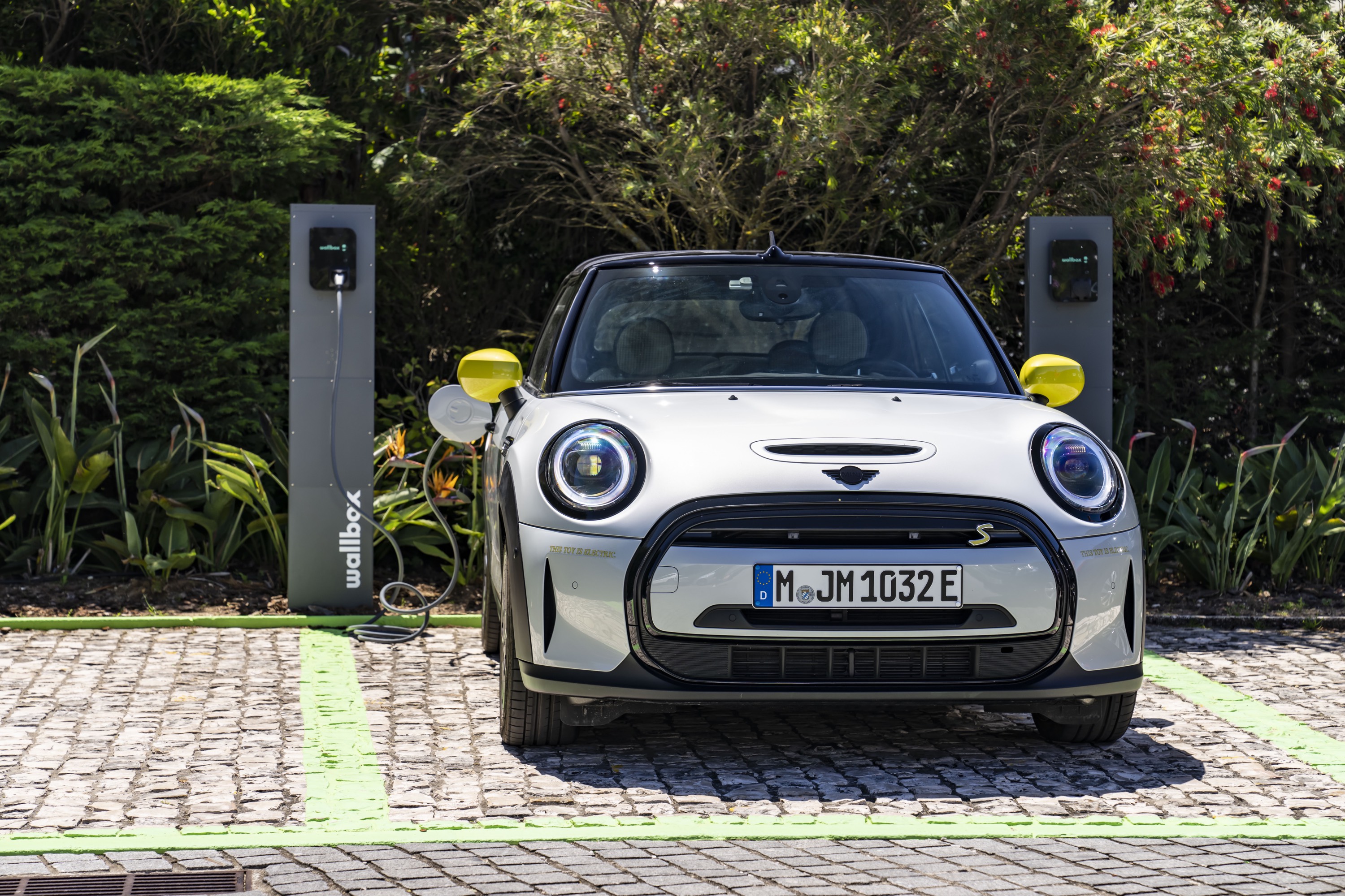 Mini Cooper SE Convertible Concept