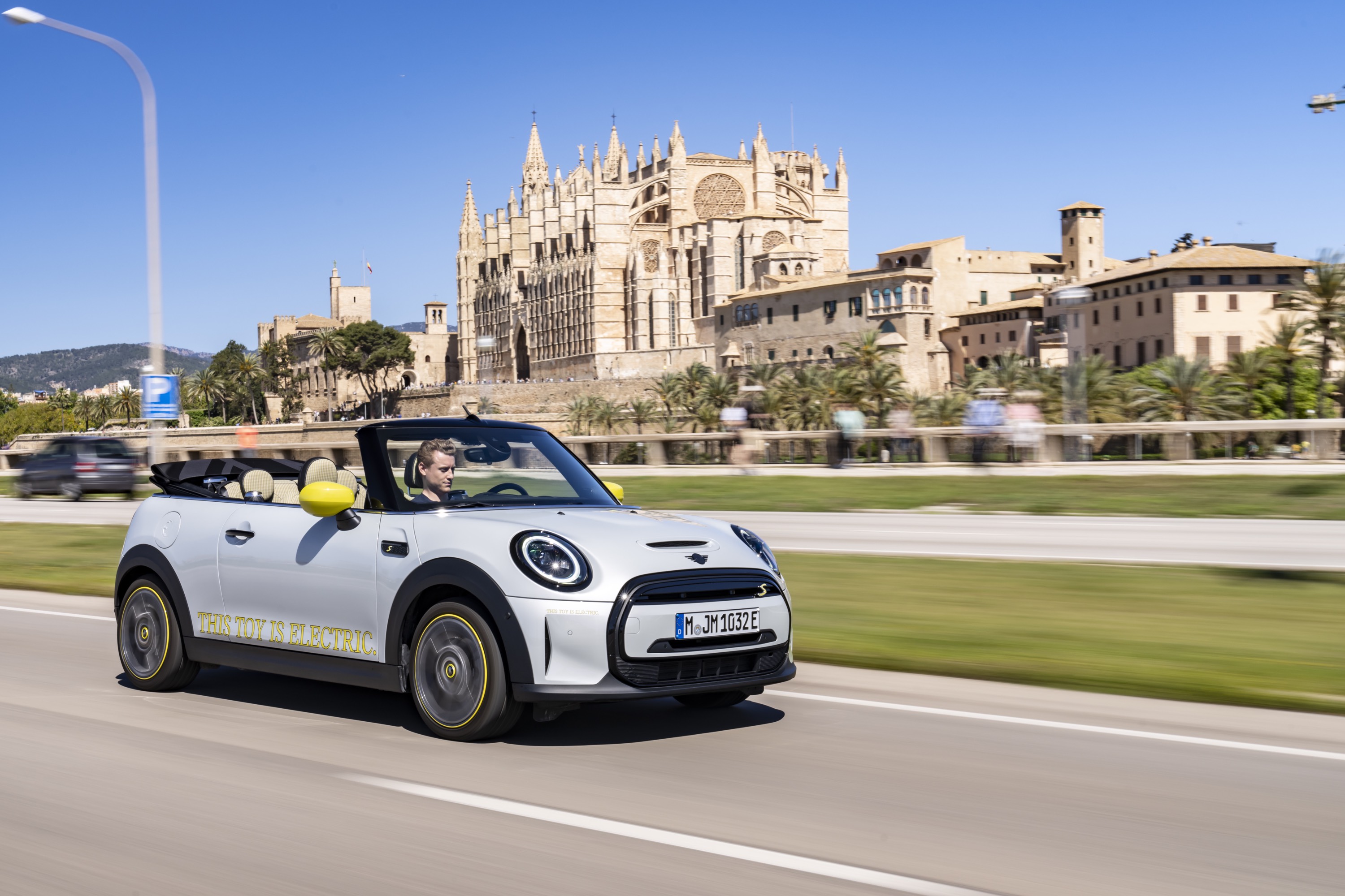 Mini Cooper SE Convertible Concept