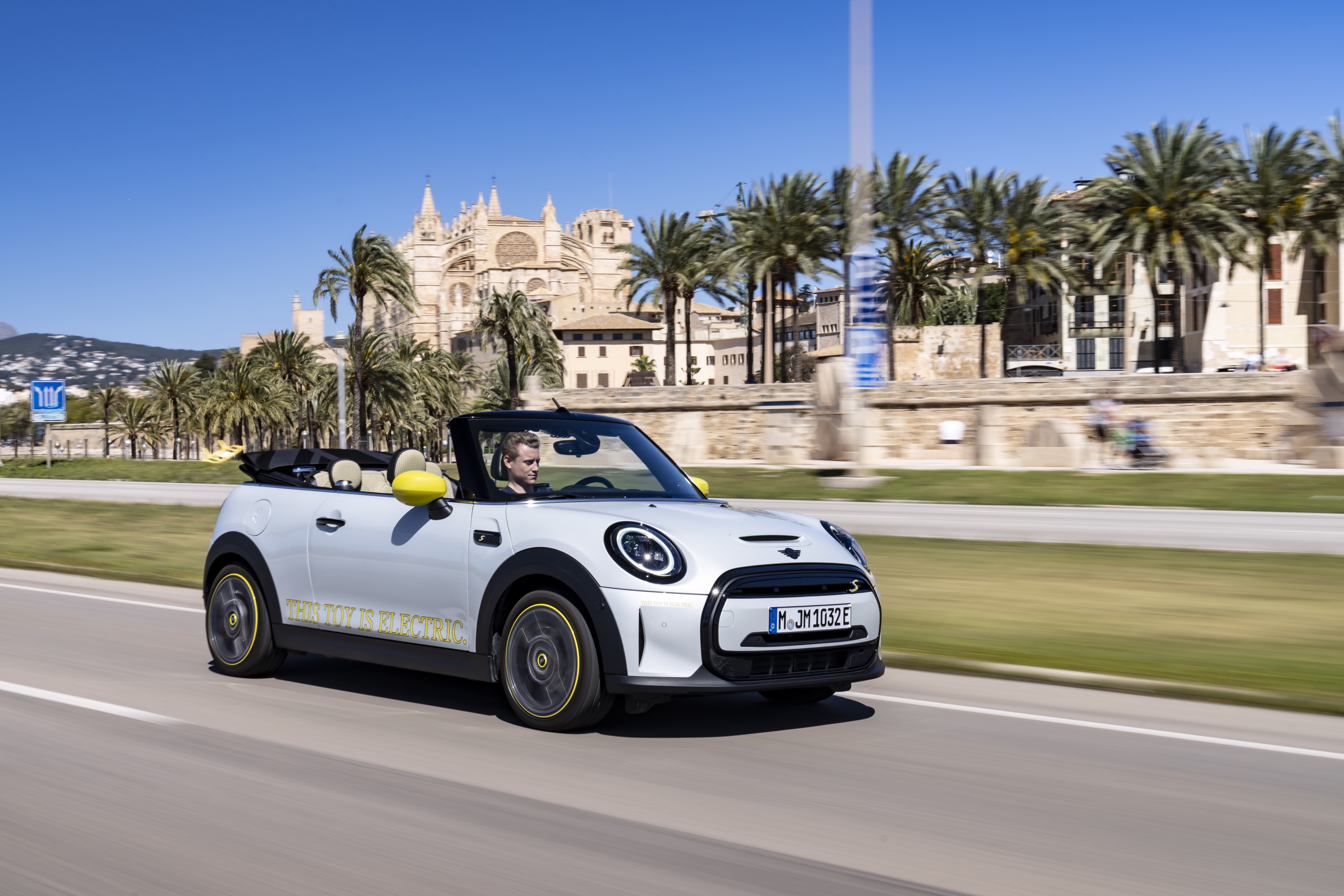 Mini Cooper SE Convertible Concept