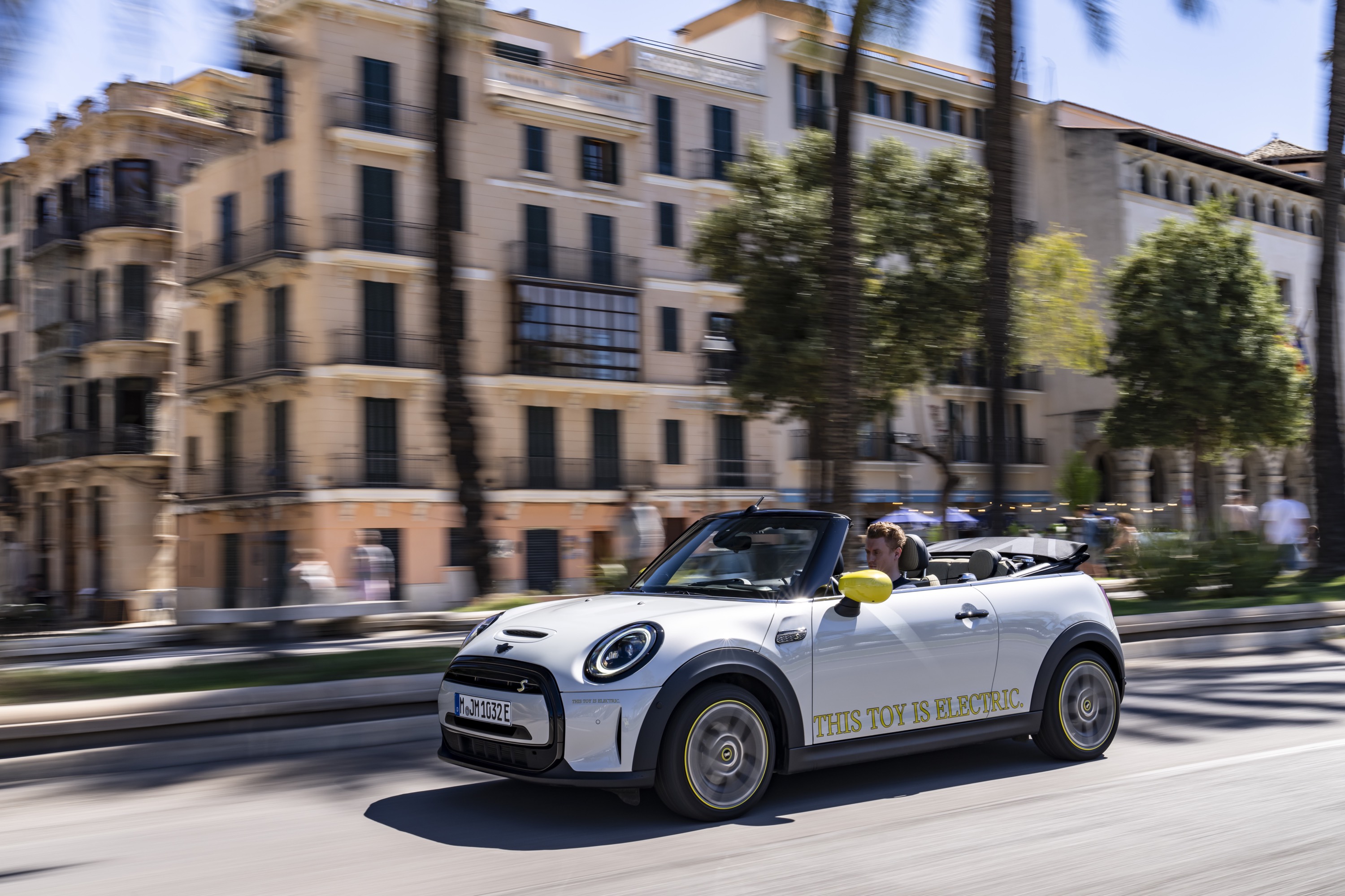 Mini Cooper SE Convertible Concept