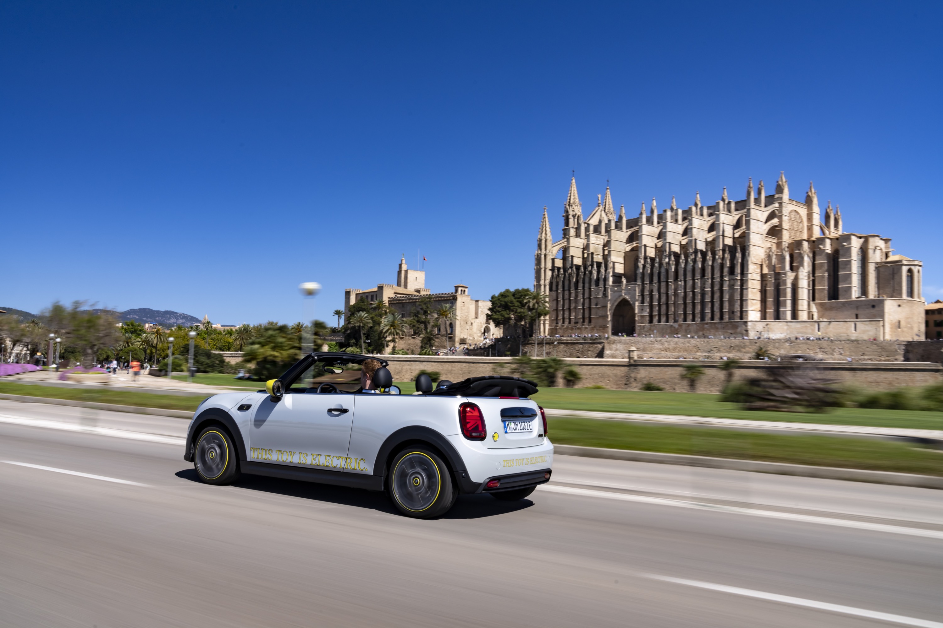 Mini Cooper SE Convertible Concept