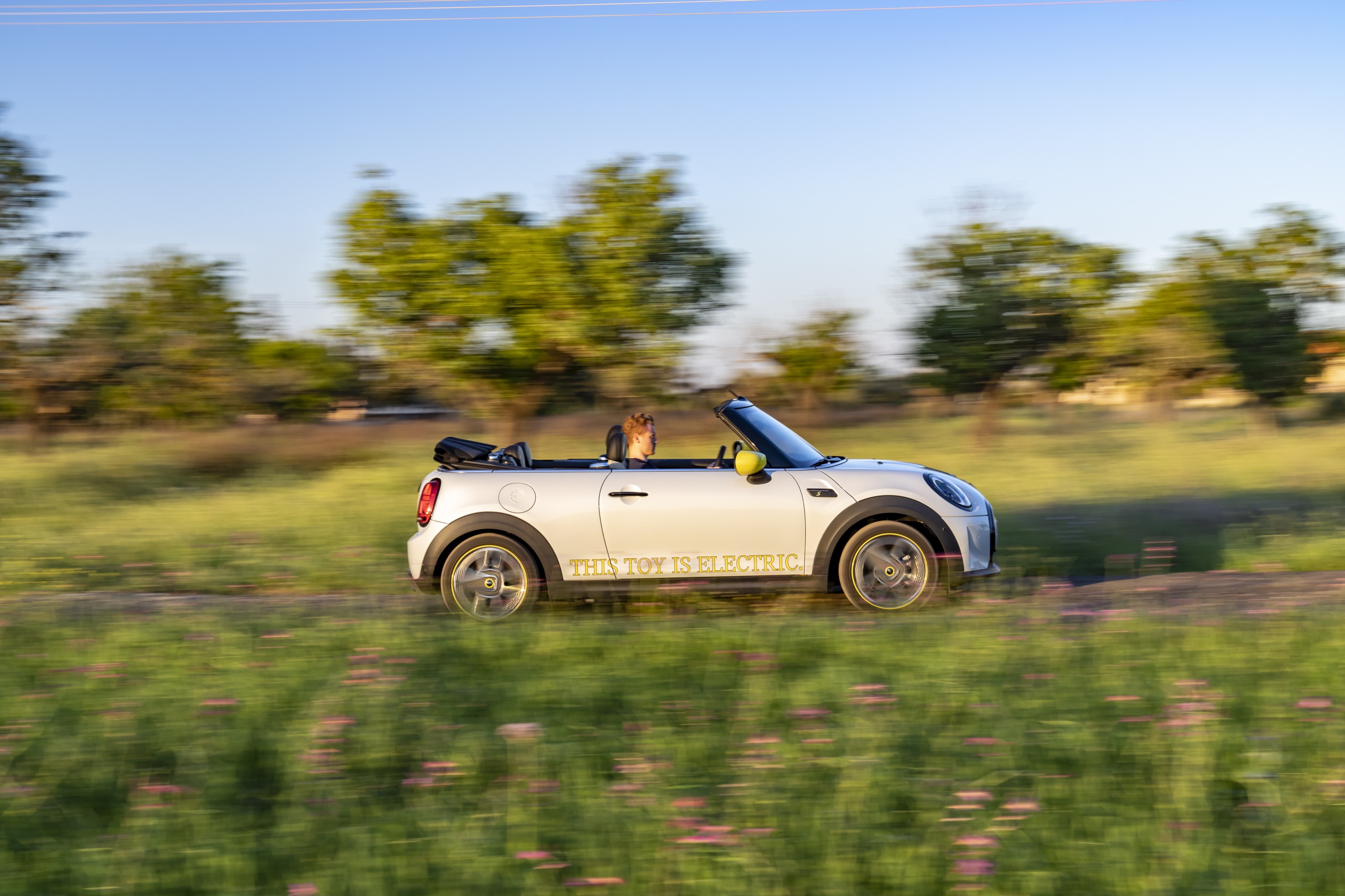 Mini Cooper SE Convertible Concept