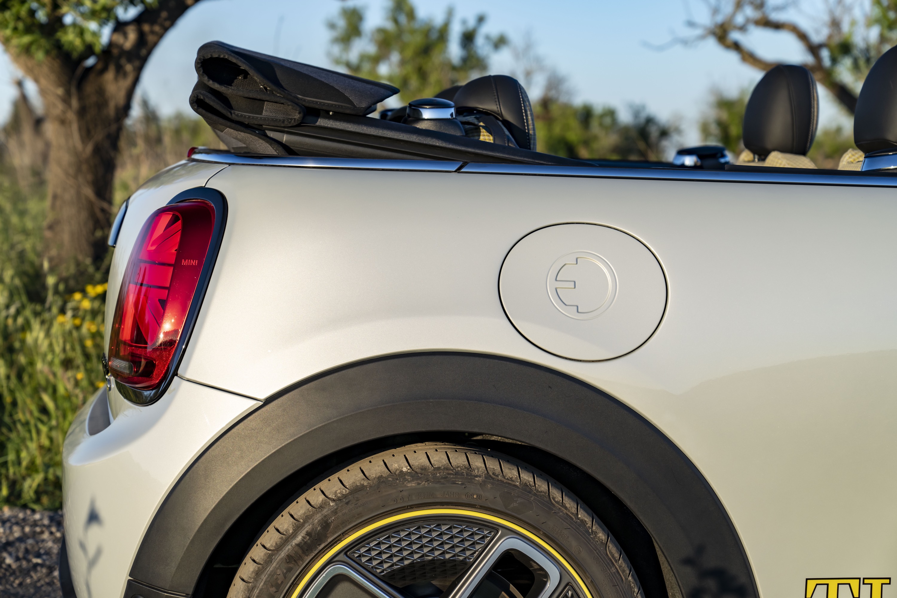 Mini Cooper SE Convertible Concept