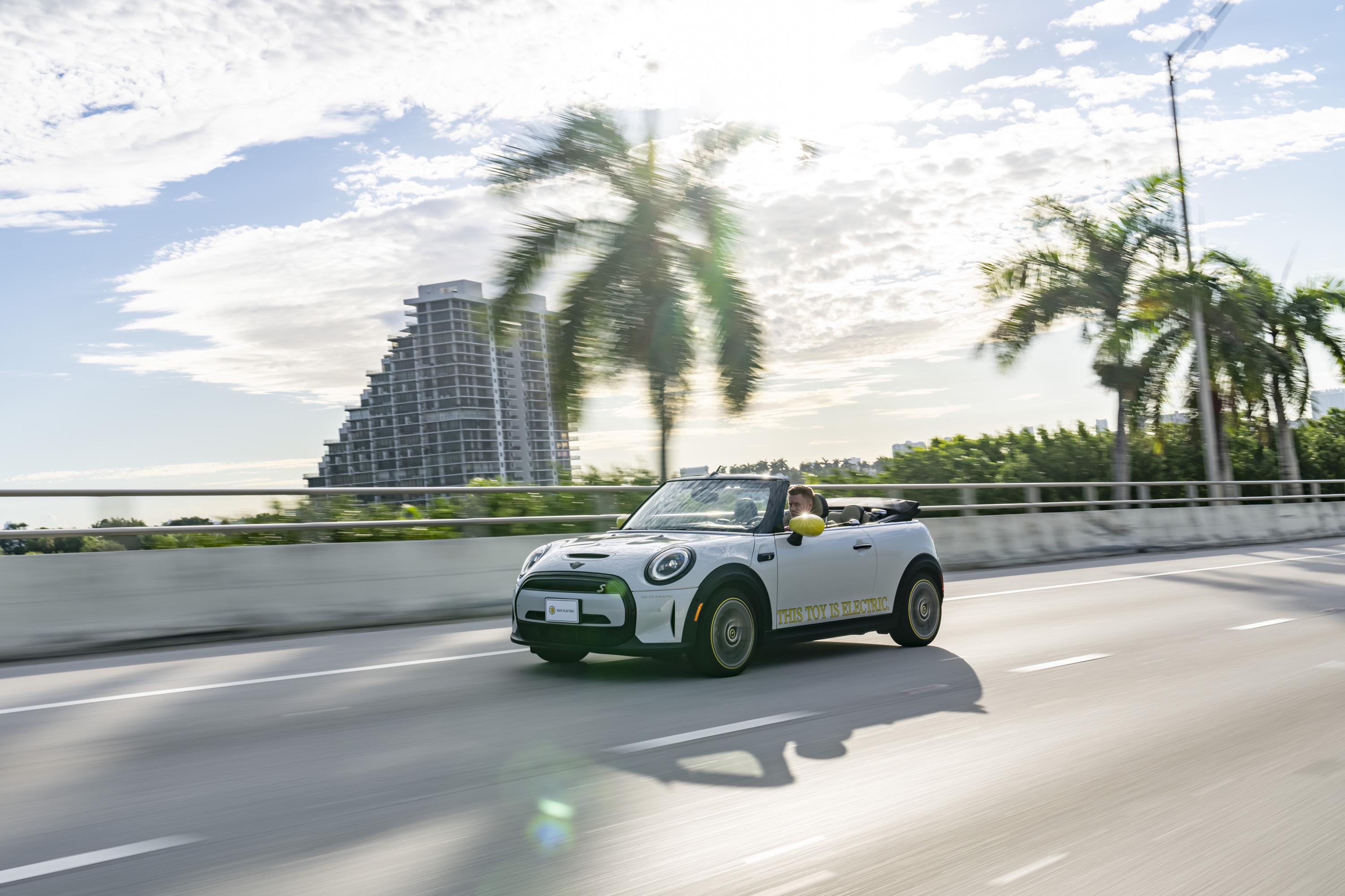 Mini Cooper SE Convertible Concept