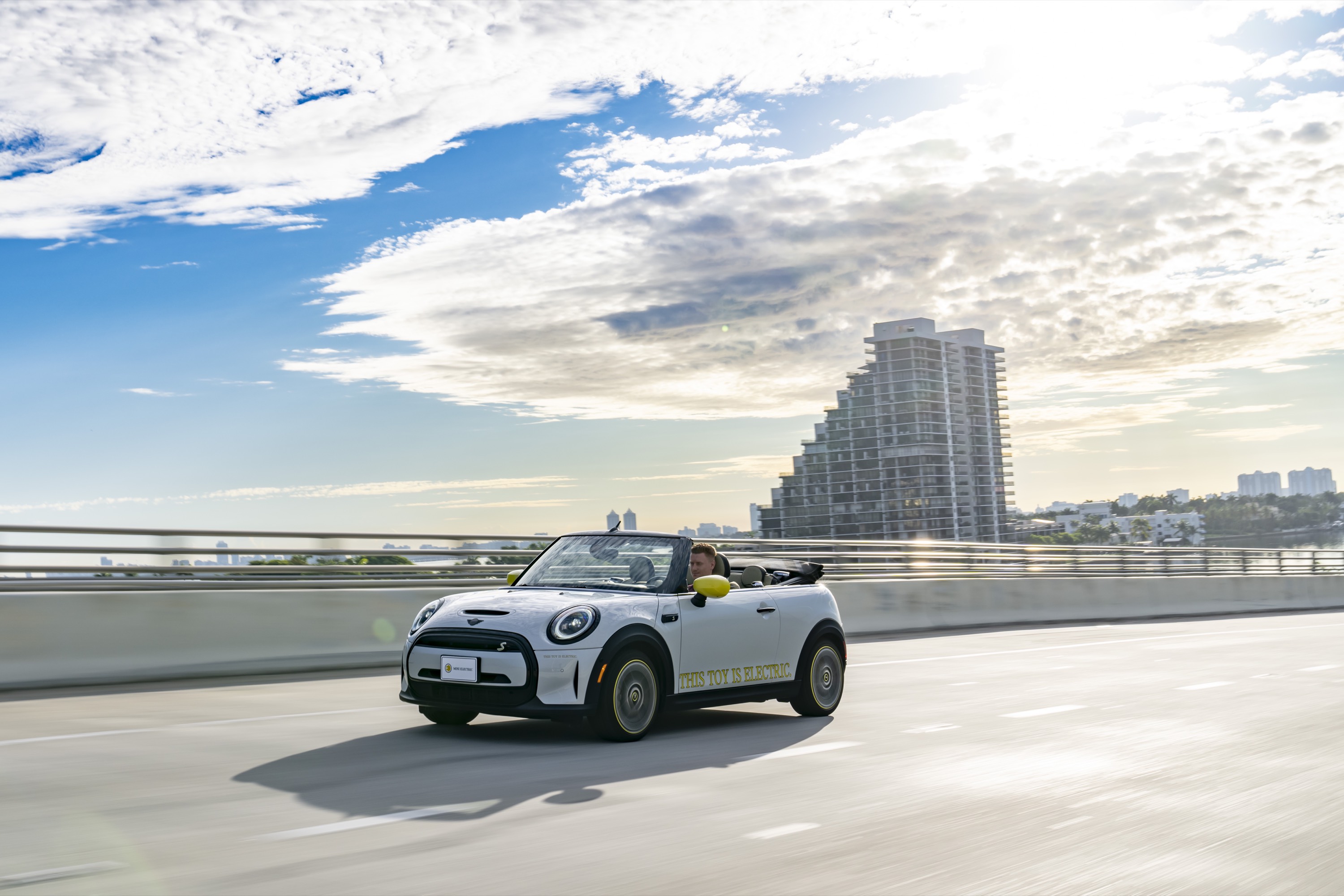 Mini Cooper SE Convertible Concept