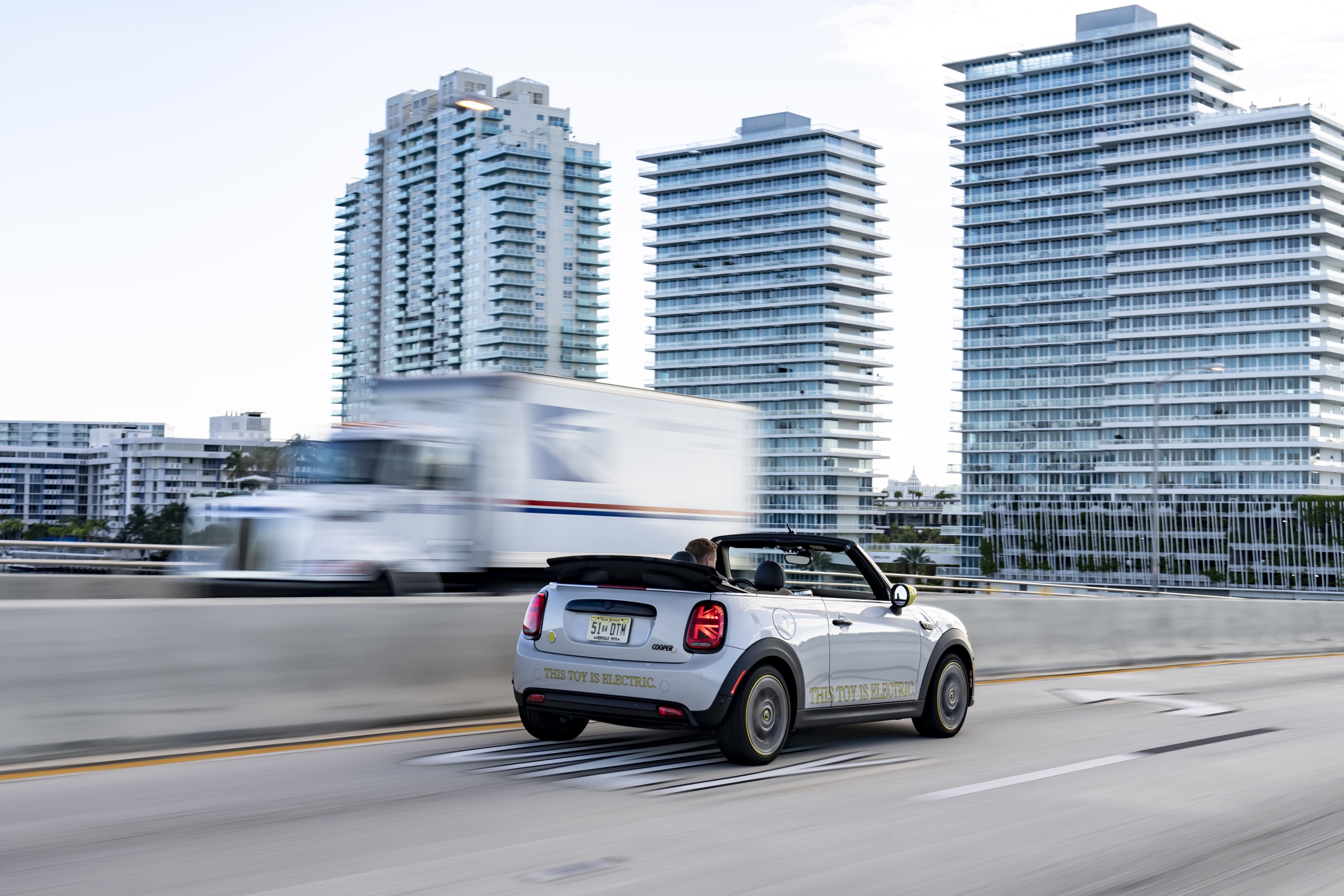 Mini Cooper SE Convertible Concept