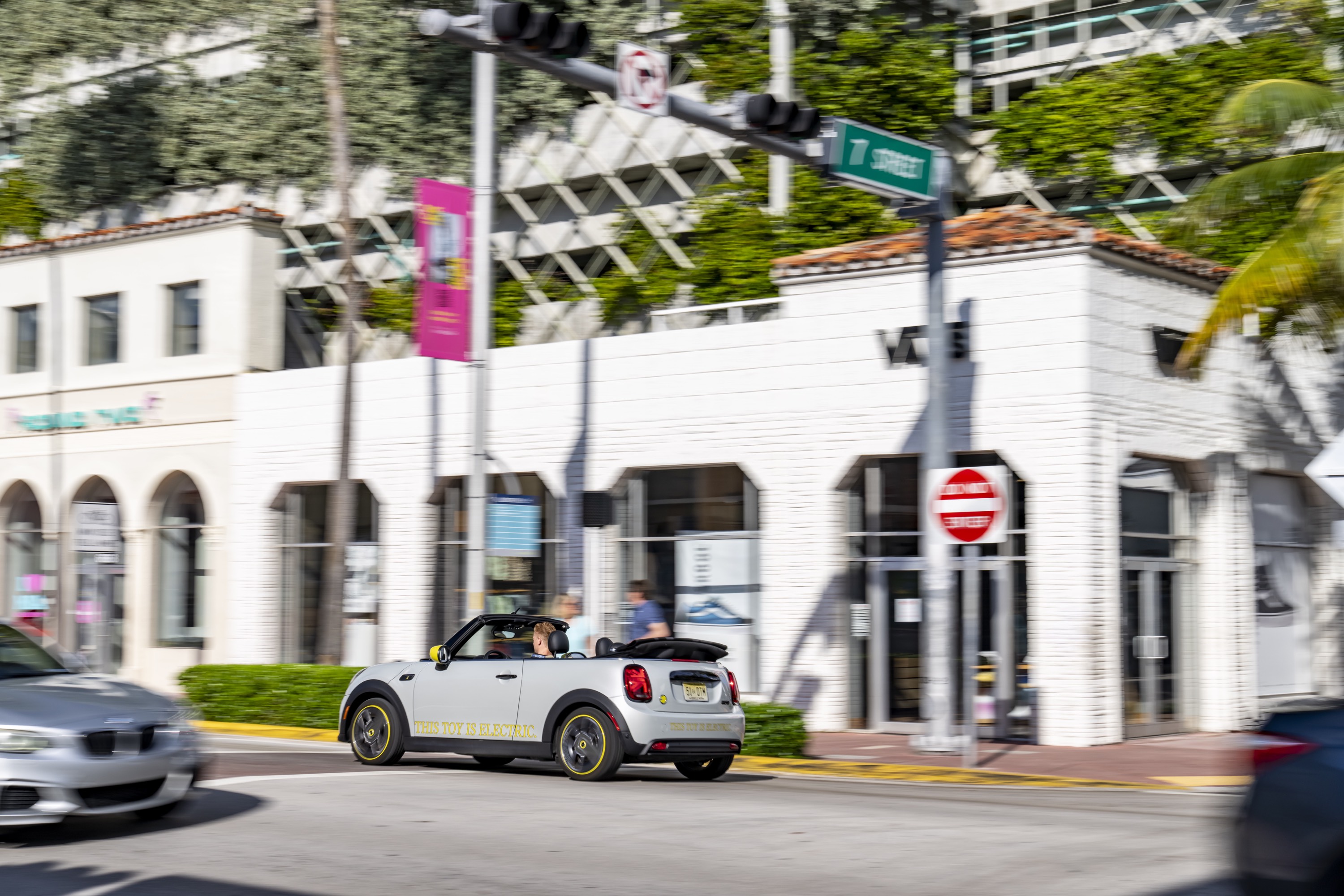 Mini Cooper SE Convertible Concept