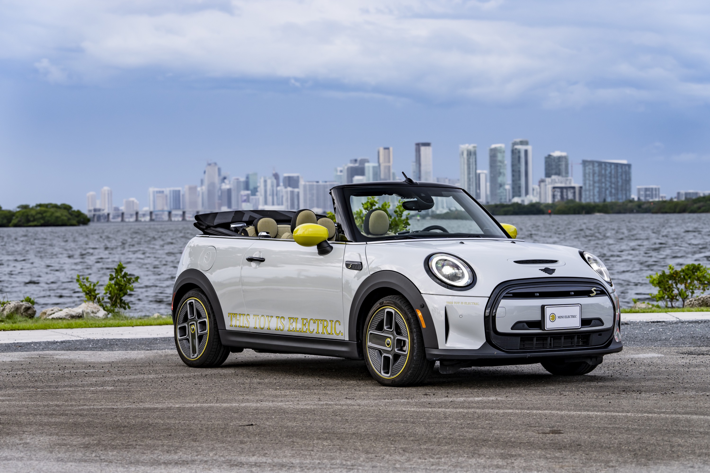 Mini Cooper SE Convertible Concept