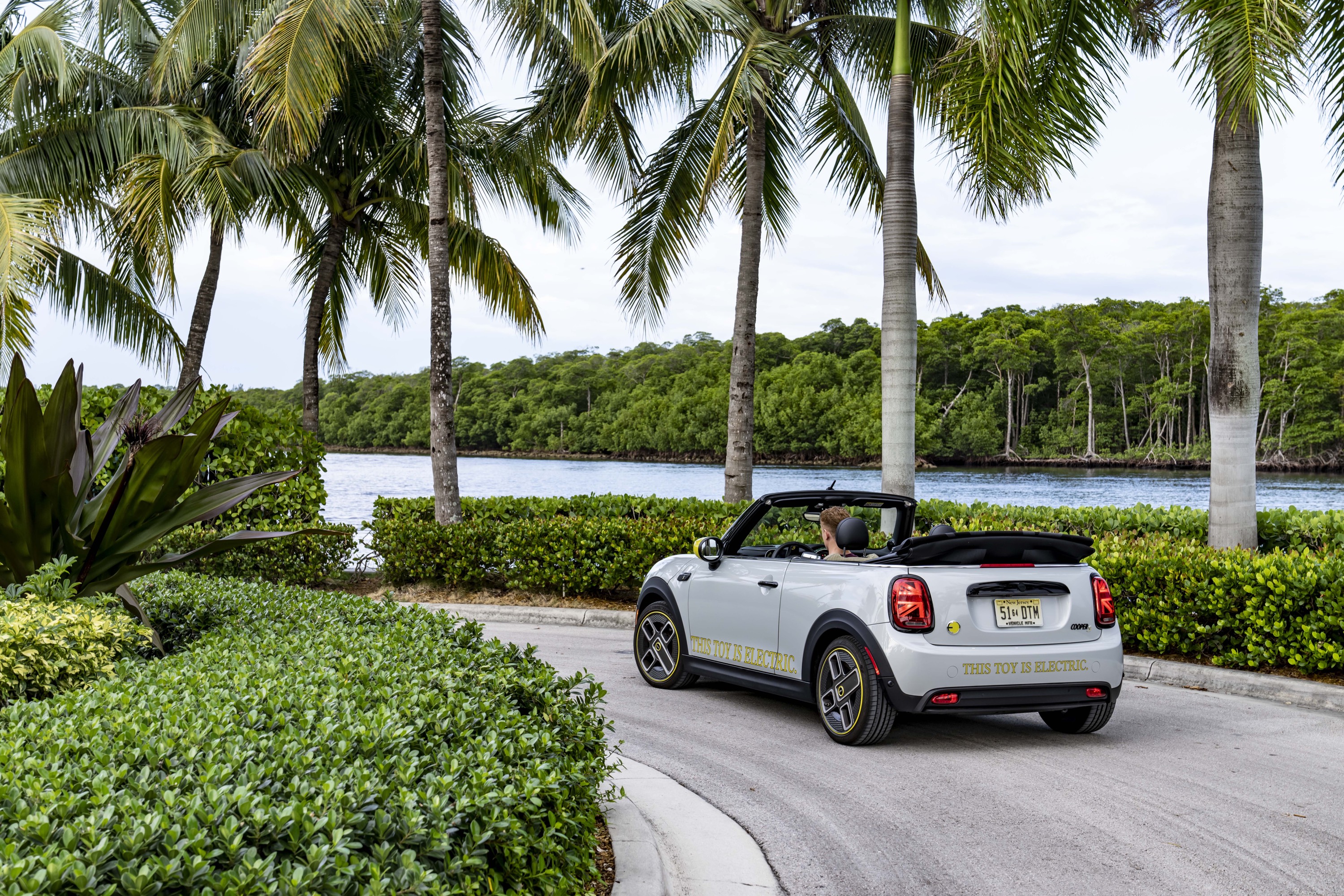 Mini Cooper SE Convertible Concept