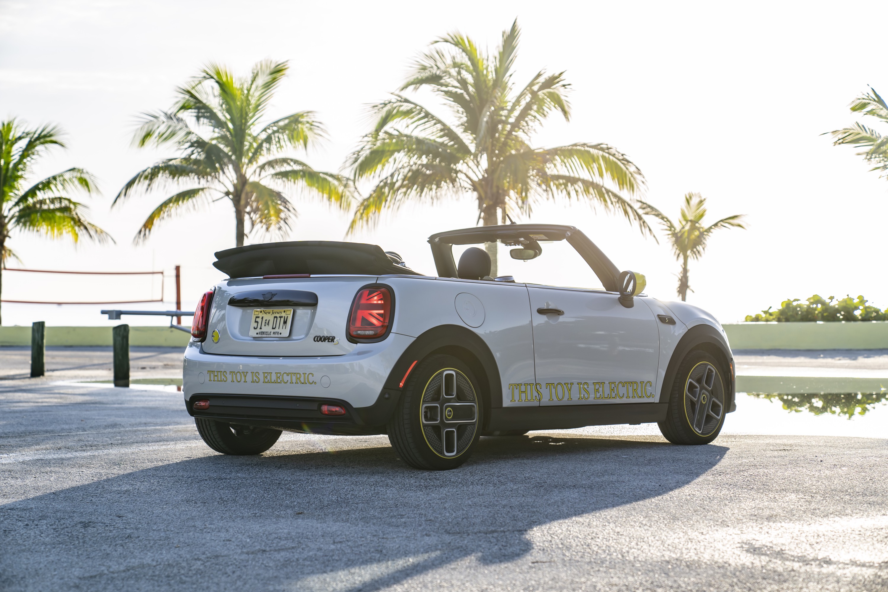 Mini Cooper SE Convertible Concept