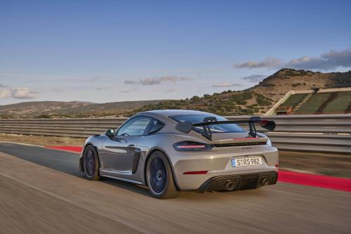 Porsche 718 Cayman GT4 RS (2022) - picture 17 of 26